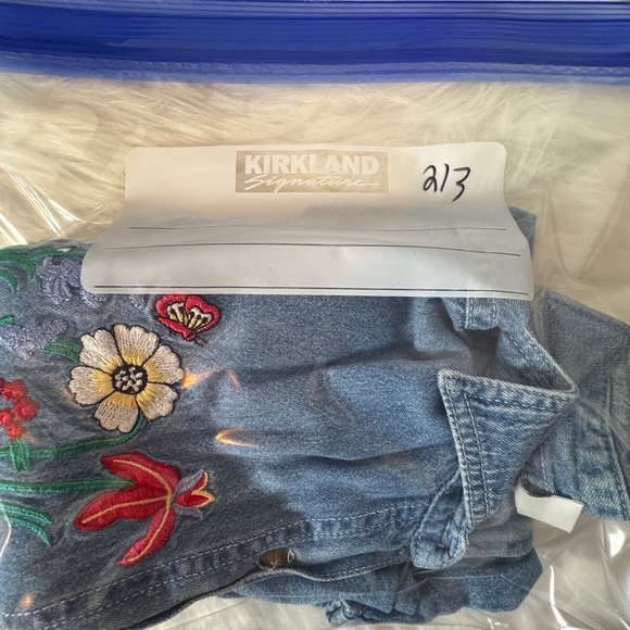 Vintage Bobbie Brooks‎ Light Blue Denim Top with embroidered flowers button up - Picture 9 of 9